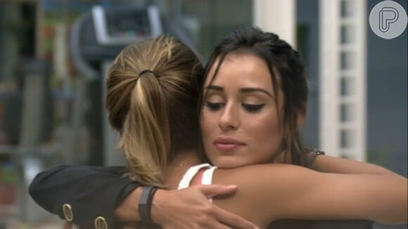 'BBB 14': Letícia pediu um abraço falso para Angela, que atendeu a mineira