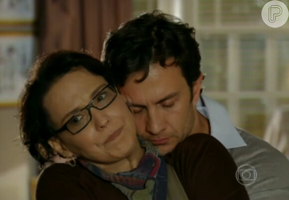 Selma (Ana Beatriz Nogueira) fica desesperada com a morte de Itamar (Nelson Baskerville) e Laerte (Gabriel Braga Nunes) tenta consolar a mãe