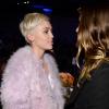 Miley Cyrus conversa com Jared Leto na festa pré-Grammy, em 25 de janeiro de 2014