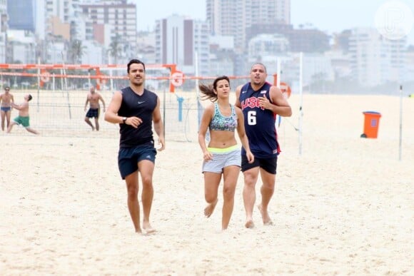 O ex-jogador Ronaldo e a noiva, Paula Morais, passam a tarde desta quarta-feira, 19 de fevereiro de 2014, na praia do Leblon, Zona Sul do Rio de Janeiro
