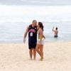O ex-jogador Ronaldo e a noiva, Paula Morais, passam a tarde desta quarta-feira, 19 de fevereiro de 2014, na praia do Leblon, Zona Sul do Rio de Janeiro
