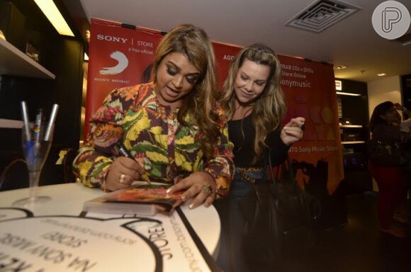 Preta Gil recebe Fernanda Souza durante noite de autógrafos do DVD "Bloco da Preta" na inauguração da loja Sony Store, no Barra Shopping, na Barra da Tijuca, na Zona Oeste do Rio de Janeiro, nesta quarta-feira, 19 de fevereiro de 2014