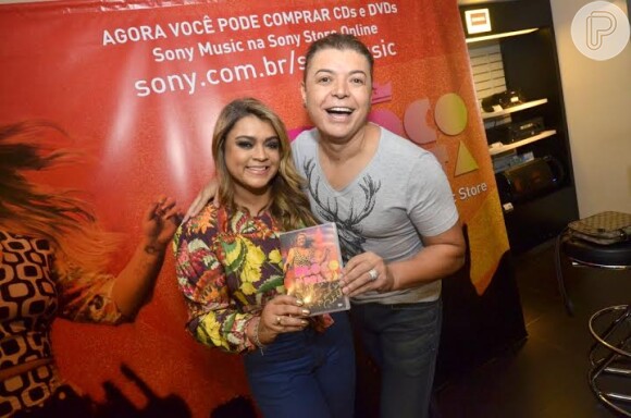 Preta Gil recebe David Brazil durante noite de autógrafos do DVD "Bloco da Preta" na inauguração da loja Sony Store, no Barra Shopping, na Barra da Tijuca, na Zona Oeste do Rio de Janeiro, nesta quarta-feira, 19 de fevereiro de 2014
