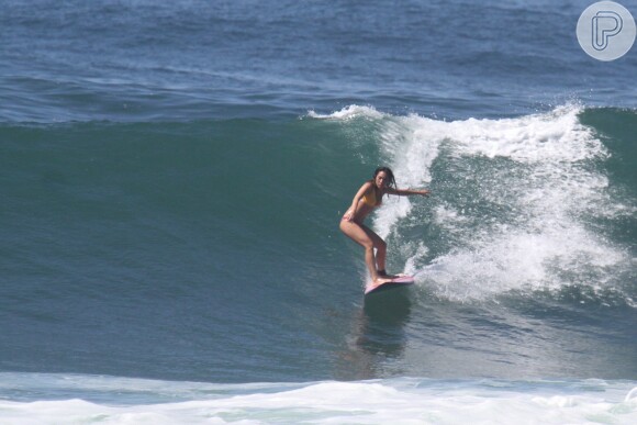 Daniele Suzuki surfando nas ondas da praia da Macumba, no Rio