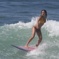 De biquíni, Daniele Suzuki mostra corpão em dia de surfe no Rio de Janeiro