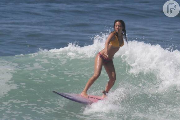 Daniele Suzuki curtiu a manhã desta quinta-feira, 20 de fevereiro de 2014, na praia da Macumba, Zona Oeste do Rio