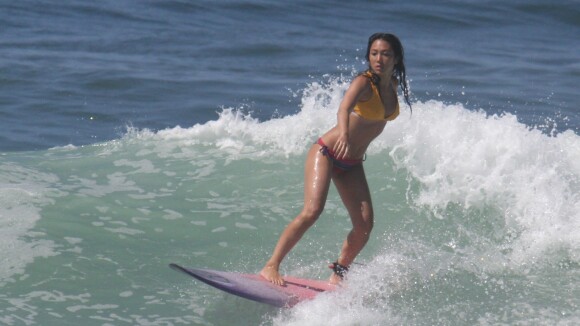 De biquíni, Daniele Suzuki mostra corpão em dia de surfe no Rio de Janeiro