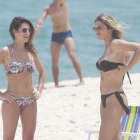 De biquíni, Fernanda Paes Leme e Flávia Alessandra gravam 'Salve Jorge' na praia