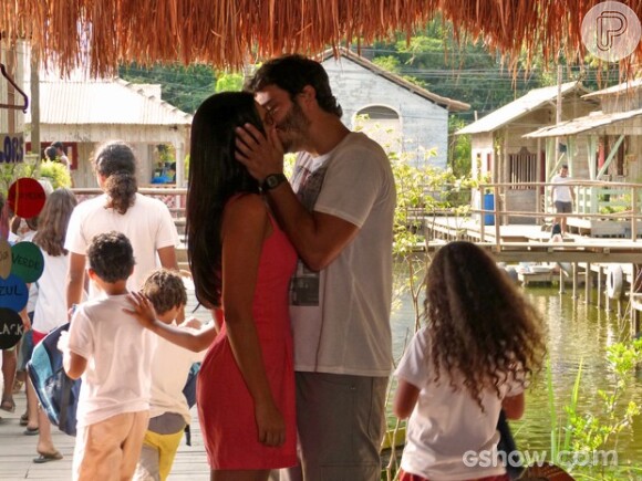 Lili (Juliana Paiva)  também fica mexida ao saber que William (Thiago Rodrigues) está namorando Celina (Mariana Rios), em 'Além do Horizonte'