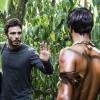 William (Thiago Rodrigues) procura a tribo indígena da mata para tentar salvar Guto (Lucas Salles) de uma intoxicação, em 'Além do Horizonte'