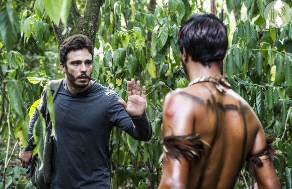 William (Thiago Rodrigues) procura a tribo indígena da mata para tentar salvar Guto (Lucas Salles) de uma intoxicação, em 'Além do Horizonte'