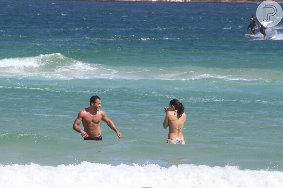 Malvino e Kyra Gracie na praia da Barra da Tijuca, na Zona Oeste do Rio