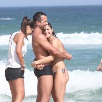 Malvino Salvador vai à praia com a namorada, grávida, que já exibe barriguinha