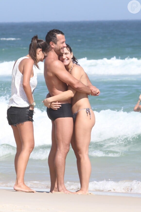 Malvino Salvador levou a namorada, Kyra Gracie, à praia da Barra da Tijuca na tarde deste domingo, 23 de fevereiro de 2014