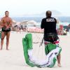 Malvino Salvador teve uma aula de kite surf na tarde deste domingo na praia da Barra da Tijuca