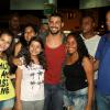 Cauã Reymond posa com fãs nos intervalos das gravações da minissérie 'O Caçador', no Rio