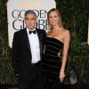 George Clooney e a namorada, Stacy Keibler, são fotografados na entrega do Globo de Ouro 2013, nos Estados Unidos
