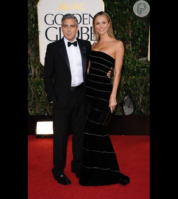 George Clooney e a namorada, Stacy Keibler, são fotografados na entrega do Globo de Ouro 2013, nos Estados Unidos