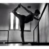Alinne Moraes aparece fazendo movimento de balé: 'Look dos seis meses e meio'