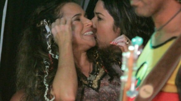 Daniela Mercury e Malu Verçosa trocam beijos antes de show na Bahia