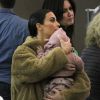 Kim Kardashian espera o embarque com a filha, North West, no colo