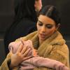 Kim Kardashian embarca com a filha, North West, no aeroporto de Nova York, nos Estados Unidos, em 25 de fevereiro de 2014