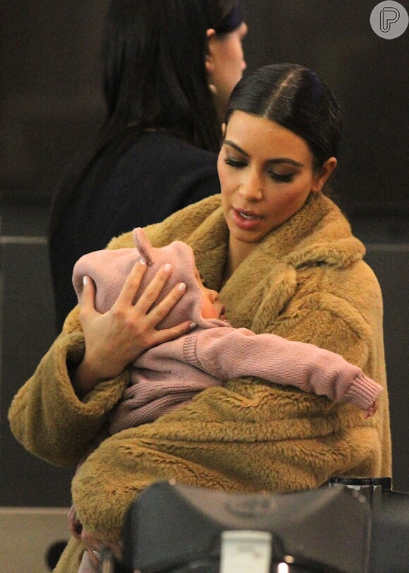 Kim Kardashian embarca com a filha, North West, no aeroporto de Nova York, nos Estados Unidos, em 25 de fevereiro de 2014