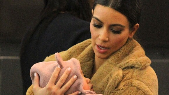 Kim Kardashian embarca com North West no colo em aeroporto de Nova York