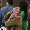 Kim Kardashian carrega a filha, North West, no colo