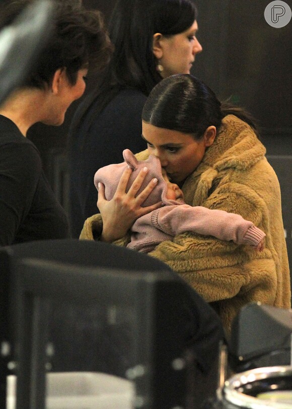 Kim Kardashian beija North West em aeroporto de Nova York, nos Estados Unidos