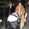 Kim Kardashian embarca com a filha, North West, e com a mãe, Kris Jenner