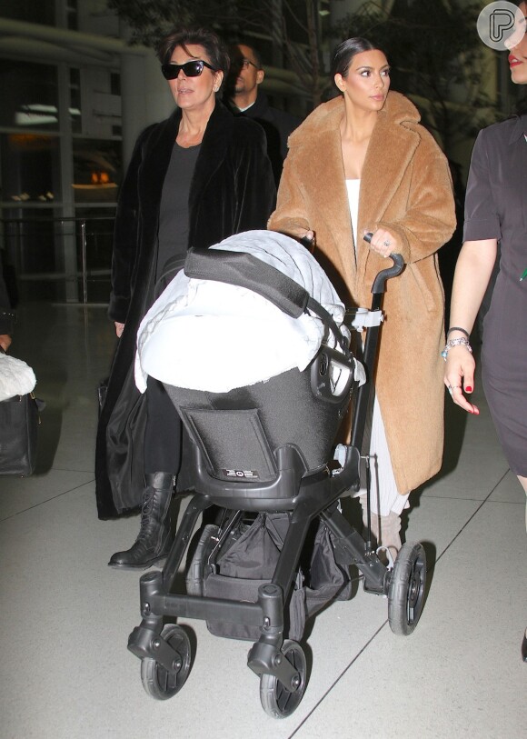 Kim Kardashian embarca com a filha, North West, e com a mãe, Kris Jenner