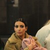 Kim Kardashian esconde o rosto de North West