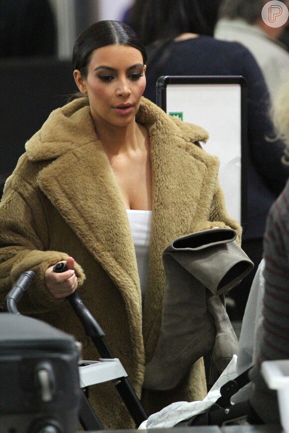 Kim Kardashian passa pelo raio x em aeroporto de Nova York