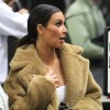 Kim Kardashian conversa com sua mãe, Kris Jenner, no aerporto de Nova York