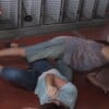 Usando uma blusa azul, Priscila Fantin aparece deitada no chão em cena de luta de 'Jogo de Xadrez'