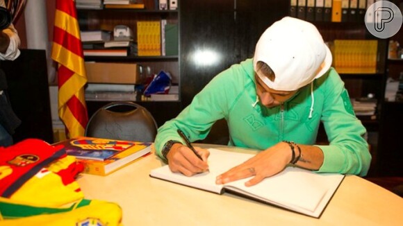 No museu do Barcelona, o jogador assinou o livro de honra. Neymar já é considerado um dos principais jogadores que já passaram pelo clube