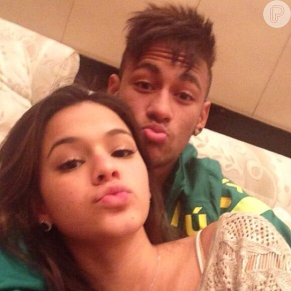 Neymar e Bruna Bruna Marquezine anunciaram o término do namoro após um ano de relacionamento, em 11 de fevereiro de 2014