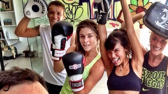 Sem maquiagem, Grazi Massafera treina boxe com Giovanna Ewbank