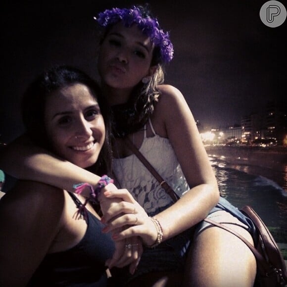 Bruna Marquezine curtiu o bloco de rua 'Vem Ni Mim Que Eu Sou Facinha', no Arpoardor, Zona Sul do Rio de Janeiro, na sexta-feira de carnaval, 28 de fevereiro de 2014