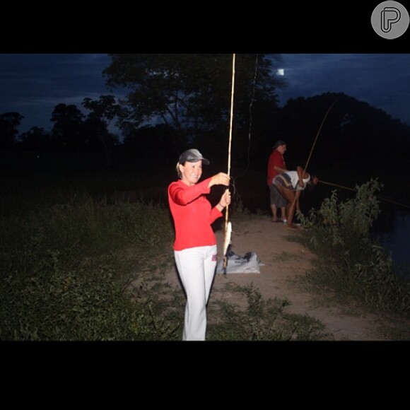 Zilu Camargo publicou uma foto em sua conta do Instagram na qual aparece pescando, nesta terça-feira, 15 de janeiro de 2013