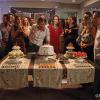 Priscila (Laila Zaid) não pôde ir à festa de aniversário que Marcelo (Igor Angelkorte) organizou para ela, por isso colocaram uma foto sua de tamanho natural na mesa do bolo, em 'Além do Horizonte'