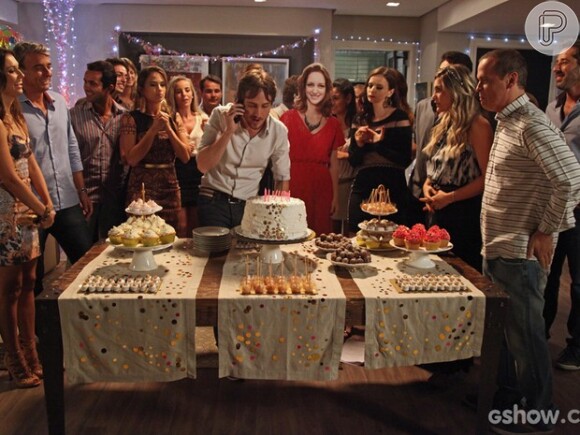 Priscila (Laila Zaid) não pôde ir à festa de aniversário que Marcelo (Igor Angelkorte) organizou para ela, por isso colocaram uma foto sua de tamanho natural na mesa do bolo, em 'Além do Horizonte'