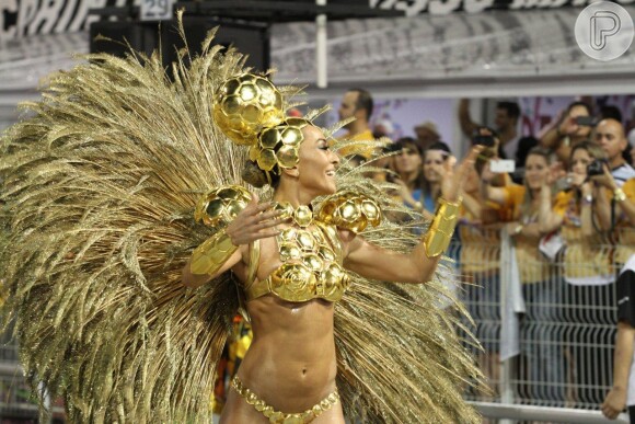 Sabrina Sato desfila com microbiquíni no Carnaval de São Paulo