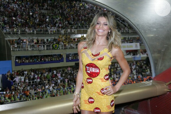 Grazi Massafera prestigia os desfiles das escolas de samba do Rio de Janeiro, na Marquês de Sapucaí