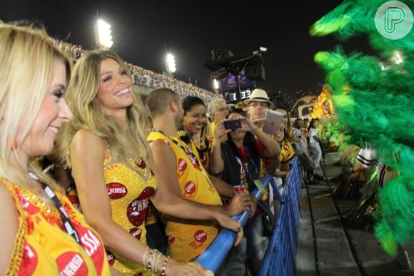 Grazi Massafera assiste ao desfile da São Clemente, na Marquês de Sapucaí, no Rio de Janeiro, em 3 de março de 2014