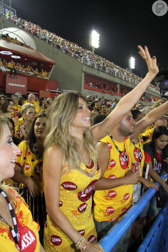 Grazi Massafera assiste ao desfile da São Clemente, na Marquês de Sapucaí, no Rio de Janeiro, em 3 de março de 2014