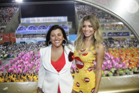 Musa do camarote Devassa, na Marquês de Sapucaí, no Rio, Grazi Massafera posou para um foto ao lado da apresentadora Regina Casé