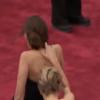 Jennifer Lawrence se apoiou na assistente e quase a levou ao chão também