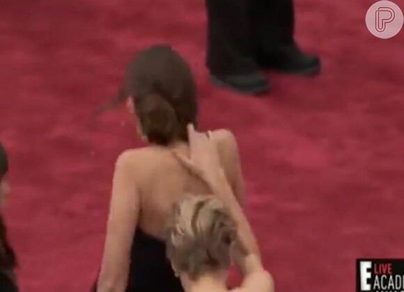 Jennifer Lawrence se apoiou na assistente e quase a levou ao chão também